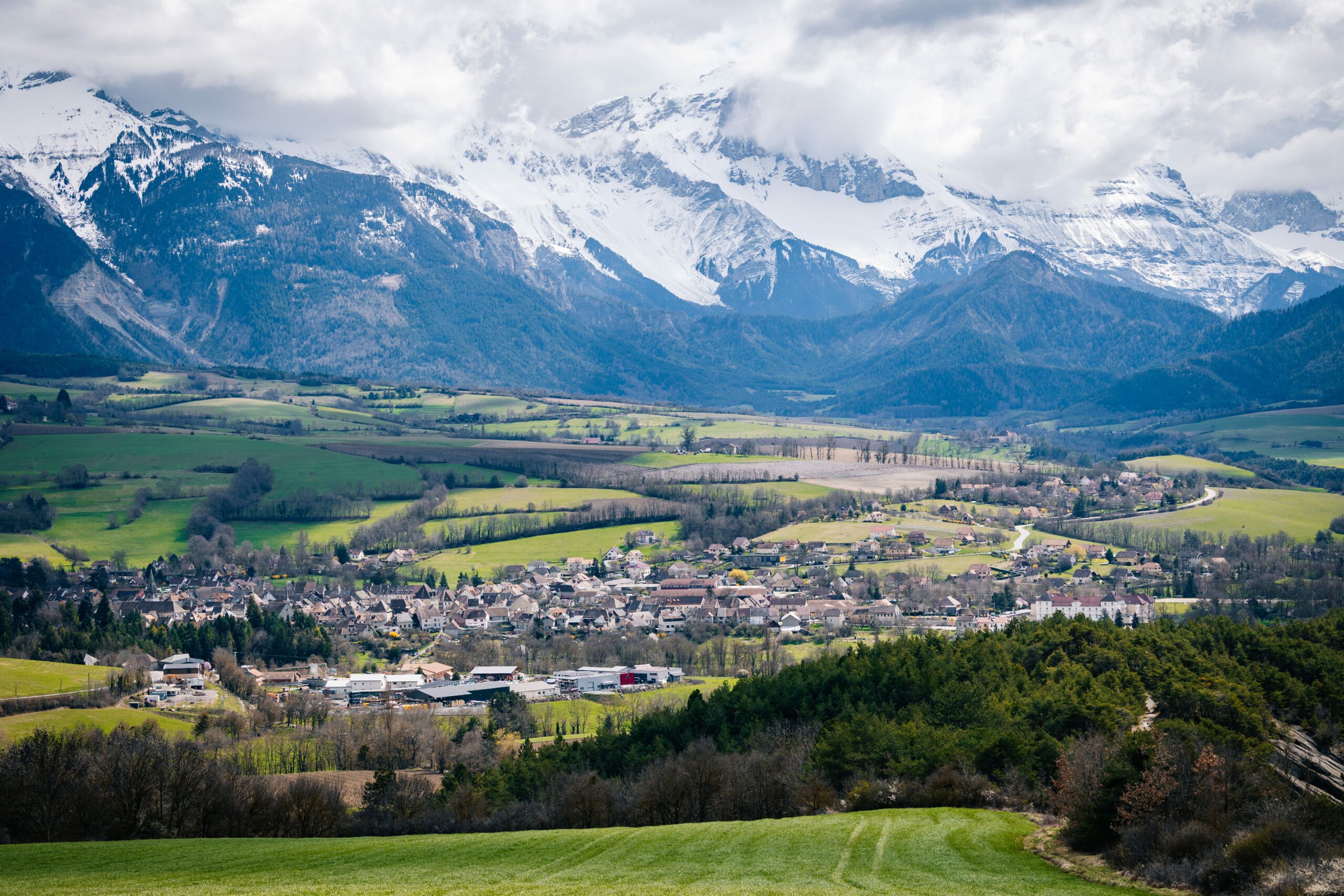 Vue de Mens et de la chaîne de montagne